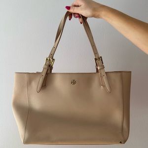Tory Burch tan purse with pockets